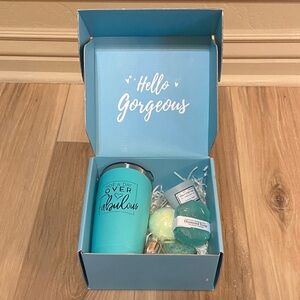 NIB Hello Gorgeous Gift Set
